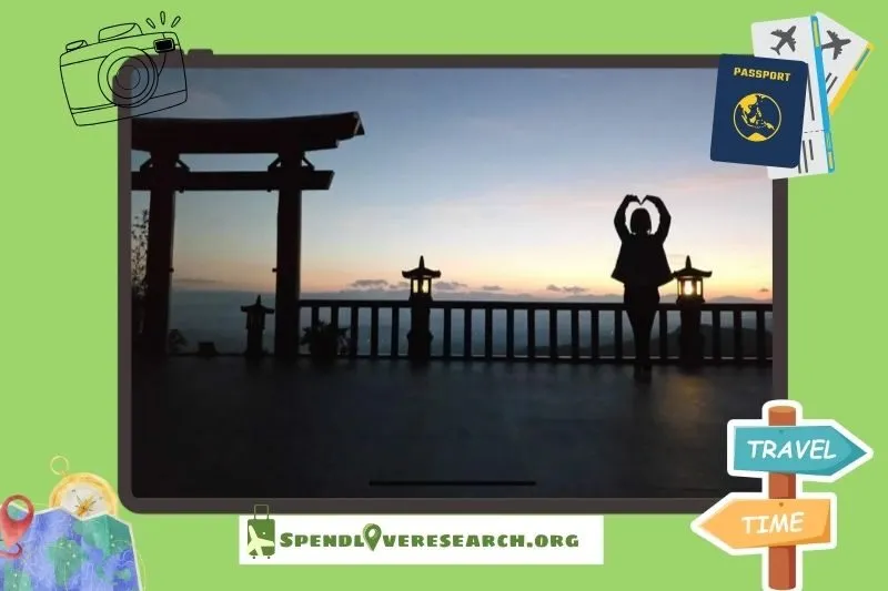 Ngắm hoàng hôn từ đỉnh Linh Quy