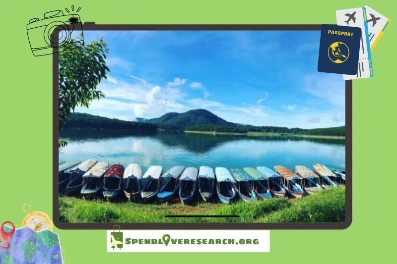 Thưởng ngoạn cảnh đẹp trên du thuyền